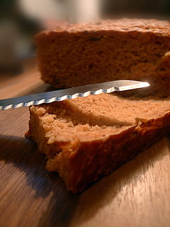 Brot, Schneidbrett, Messer, Essen und Trinken, Nahansicht, Lebensmittel, Stillleben, Tabelle, drinnen, Frische, Holz - Material, Fokus auf den Vordergrund, gebacken, keine Leute, Süßes Essen, Dessert, ungesunde Ernährung, Süss, fertig für den Verzehr, Genuss, selektiver Fokus, Kuchen, Scheibe, Versuchung, Snack, 2K, CC0, gemeinfrei, lizenzfrei