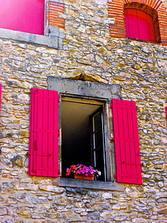 finestra, rosso, pietra, fiori, casa esteriore, luminosa, decorazione, architettura, Casa, culture, vecchio, esterno dell'edificio, struttura costruita, costruzione, pianta, parete, fiore, giorno, pianta fiorita, nessuno, quartiere residenziale, muro di mattoni, natura, mattone, porta, Entrata, all'aperto, colore rosa, muro di pietra, 4K, CC0, dominio pubblico, privo di copyright