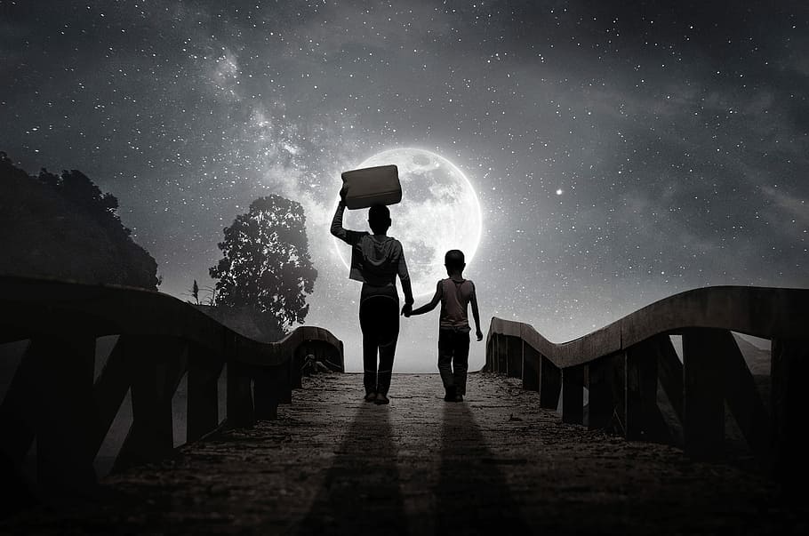persona, celebració, mà, nen, portar, Caixa, digital, fons de pantalla, lluna, nens, pont, cosmos, univers, astronomia, gent, home, adult, tallar, estrelles, emocions, Àfrica, llauna, aigua, cel, negre, crepuscle, arbre, núvols, acció, nit, estrella - espai, arquitectura, espai, longitud completa, dones, activitat d'oci, naturalesa, grup de persones, galàxia, estils de vida, homes, persones reals, terra, escenics - natura, unió, a l'aire lliure, Via Làctea, fosc, 2K