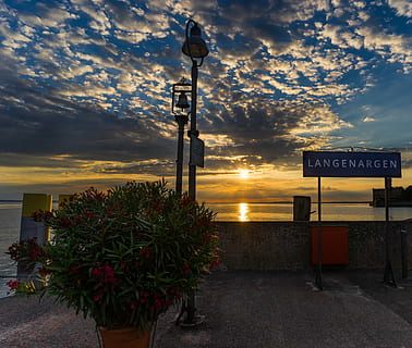 posta de sol, naturalesa, paisatge, imatge de fons, hibiscus, llanterna, cel de la nit, sol, abendstimmung, llac, romàntic, perspectiva, crepuscle, resplendor, llac de constància, cel, aigua, núvols, humor, suïssa, reflexió, panorama, ciutat, vista, duplicació, port, wasserburg, fährbrücke, motius de port, núvol - cel, text, comunicació, planta, guió occidental, signe, arquitectura, carrer, bellesa a la natura, cap gent, informació, il·luminat, equips d’il·luminació, a l'aire lliure, signe d'informació, llum del carrer, carretera, 4K, CC0, domini públic, lliure de regalies