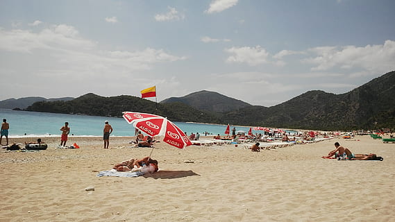strand, marine, hav, sand, mennesker, sommer, ferier, kystlinje, solbadning, jord, vand, himmel, natur, gruppe af mennesker, bjerg, flag, stor gruppe mennesker, ferie, menneskemængde, rejse, dag, fritidsaktivitet, lempelse, udendørs, 2K, CC0, offentligt domæne, royaltyfrie