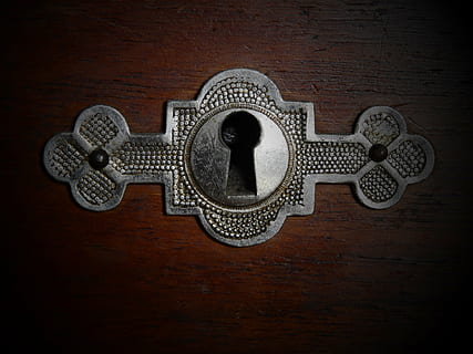 fokus foto, grå, metal skuffe nøglehul, slot, sikkerhed, jo da, tæt, lukket, hul, nøglehul, gammel, antik, skuffe, beskytte, beskyttelse, træ - materiale, indendørs, tæt på, ingen mennesker, mønster, metal, form, direkte over, religion, design, sølvfarvet, dør, enkelt objekt, indgang, tro, bord, Brun, udsmykkede, 4K, CC0, offentligt domæne, royaltyfrie