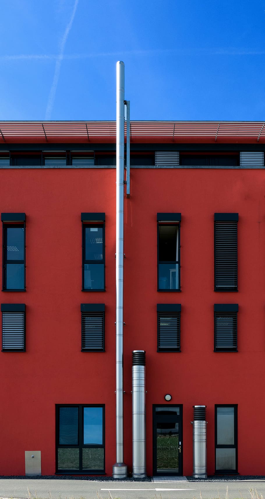 casa de medicos, fachada, arquitectura, edificio, casa, moderno, vaso, ciudad, exterior del edificio, estructura construida, rojo, ventana, cielo, día, azul, nadie, al aire libre, naturaleza, cielo limpio, vista de ángulo bajo, Distrito residencial, material de vidrio, en una fila, luz del sol, Entrada, 4K