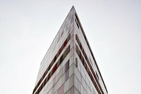 utsikt over bygningen, arkitektur, bygning, infrastruktur, himmel, skyskraper, tårn, moderne, bygge eksteriør, bygget struktur, kontorbygg, urbane scene, by, virksomhet, kontor, kopiere plass, ingen folk, lav vinkel visning, natur, utendørs, kontorbygning eksteriør, hus, høy - høy, luksus, 5K, CC0, offentlig domene, opphavsrett gratis