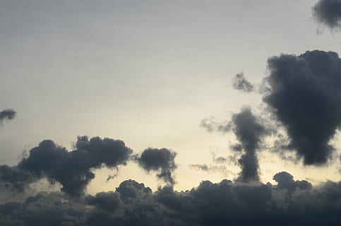 regnfuld, solnedgang, skumring, himmel, skyer, udendørs, naturskøn, rolig, vejr, meteorologi, cloudscape, miljø, natur, dag, naturlig, luft, klima, sky - himmel, blå, baggrunde, sommer, skønhed i naturen, træ, ingen mennesker, ro, røg - fysisk struktur, silhuet, scenics - natur, rolig scene, kopiere plads, miljøspørgsmål, plante, forurening, sollys, luftforurening, 4K, CC0, offentligt domæne, royaltyfrie