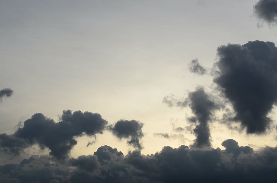 regnfuld, solnedgang, skumring, himmel, skyer, udendørs, naturskøn, rolig, vejr, meteorologi, cloudscape, miljø, natur, dag, naturlig, luft, klima, sky - himmel, blå, baggrunde, sommer, skønhed i naturen, træ, ingen mennesker, ro, røg - fysisk struktur, silhuet, scenics - natur, rolig scene, kopiere plads, miljøspørgsmål, plante, forurening, sollys, luftforurening, 4K