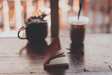 cafeína, café, vaso, cuaderno, bebida, libro, beber, mesa, escritura, material de madera, nadie, comida y bebida, de cerca, adentro, naturaleza muerta, centrarse en primer plano, refresco, café - bebida, enfoque selectivo, grupo de objetos, bebida caliente, marrón, Arte y artesanía, cepillo, 4K, CC0, dominio público, libre de derechos