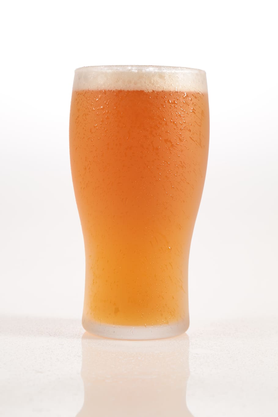 cervesa, ple, clar, vidre de bola alta, pinta, daurat, fred, cap, refrescant, beure, cervesa - alcohol, refresc, menjar i beguda, got de cervesa, alcohol, copa, equipament per a la llar, tir de l'estudi, beguda espumosa, vidre, fons blanc, natura morta, frescor, cap gent, a l'interior, primer pla, got de pinta, lager, en blanc, 5K