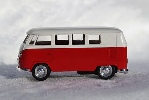 rot, Weiß, Bus, Miniatur, Modellauto, Auto, Fahrzeuge, vw, bulli, t1, Transport, Automobil, Oldtimer, Wagen, alt, alter Bus, altes Auto, Nostalgie, VW Bus, Transportart, Landfahrzeug, Winter, keine Leute, kalte Temperatur, Tag, draußen, Transportmittel, Kraftfahrzeug, LKW, einzelnes Objekt, Straße, Spielzeug, Geschwindigkeit, klein, unterwegs, Seitenansicht, Fokus auf den Vordergrund, 4K, CC0, gemeinfrei, lizenzfrei