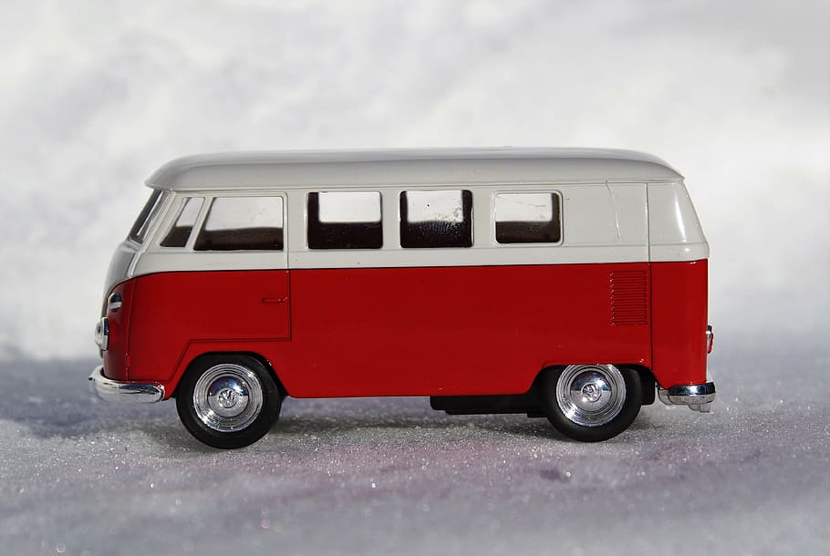 vermell, blanc, autobús, miniatura, model de cotxe, automàtic, vehicles, vw, bulli, t1, transport, automoció, oldtimer, atreviu-vos, vell, autobús antic, cotxe antic, nostàlgia, vw bus, cotxe, mode de transport, vehicle terrestre, hivern, cap gent, temperatura de fred, dia, a l'aire lliure, manera de transport, automòbil, camió, sol objecte, carretera, joguina, velocitat, petit, en moviment, vista lateral, centrar-se en primer pla, 4K