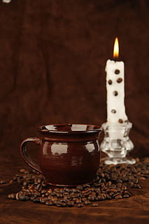 cafè, marró, orinal, gra, tassa, cafè de gra, estudi, natura morta, senzillesa, vela, candelabro, cremant, a l'interior, foc, calor - temperatura, flama, menjar i beguda, il·luminat, taula, cap gent, primer pla, material de fusta, enfocament selectiu, foc - fenomen natural, fosc, menjar, gra de cafè torrat, 5K, CC0, domini públic, lliure de regalies
