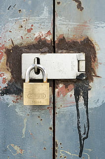 serratura, ruggine, chiuso, bloccato, lucchetto, porta, sicurezza, protezione, metallo, Entrata, nessuno, arrugginito, avvicinamento, vecchio, intemperie, in casa, testo, sfondi, giorno, chiavistello, architettura, 5K, CC0, dominio pubblico, privo di copyright