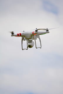 hvid, quadcopter drone, mid, luft, drone, himmel, fjernbetjening, spion, luftfartøj, flyvende, transportmidler, fly, transportform, bevægelse, Midt i luften, på farten, ingen mennesker, lav vinkel visning, dag, enkelt objekt, rejse, teknologi, natur, sløret bevægelse, propel, udendørs, luftfartsindustrien, privatfly, over, 5K, CC0, offentligt domæne, royaltyfrie