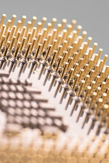 Zentralprozessor, Prozessor, Makro, Stift, Computer, Elektronik, Datenverarbeitung, Chip, Tafel, Schaltungen, pc, Kontrollzentrum, Verbindungen, Elektrotechnik, Komponente, Technologie, Spur, Daten, elektrisch, Komponenten, Taschenrechner, Software, schließen, Slot, selektiver Fokus, drinnen, keine Leute, Nahansicht, in einer Reihe, Stillleben, Muster, große gruppe von gegenständen, Kreativität, Studioaufnahme, Metall, Wiederholung, High Angle View, Musik-, Kunst und Handwerk, Hintergründe, Fülle, Seite an Seite, Kunst, 1080P, CC0, gemeinfrei, lizenzfrei
