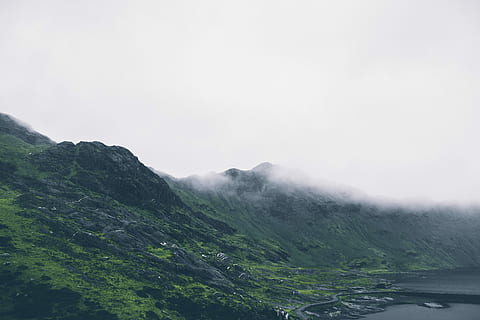 Grün, Berg, Karosserie, Weiß, Himmel, tagsüber, Landschaft, Berge, wolkig, Wolken, Nebel, nebelig, Felsen, launisch, See, Snowdon, Schönheit in der Natur, Szenen - Natur, Natur, keine Leute, Ruhe, Umgebung, ruhige Szene, Nicht-städtische Szene, Tag, Gebirge, Land, Fernbedienung, wolke - himmel, draußen, kopieren sie platz, Gipfel, 5K, CC0, gemeinfrei, lizenzfrei