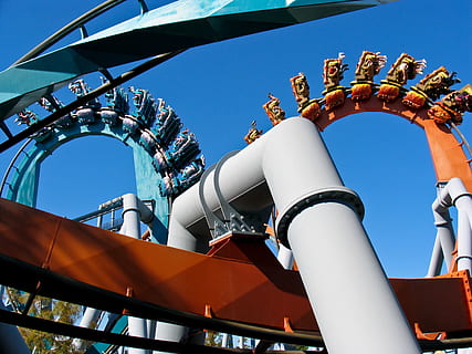 giostre a tema, montagne russe, looping, tempo libero, divertimento, giusto, Parco divertimenti, blu, curva, giorno, nessuno, all'aperto, Inquadratura dal basso, cielo, architettura, natura, struttura costruita, esterno dell'edificio, tubo - tubo, metallo, luce del sole, industria, cultura artistica e intrattenimento, cielo sereno, conduttura, destinazioni di viaggio, ringhiera, 2K, CC0, dominio pubblico, privo di copyright