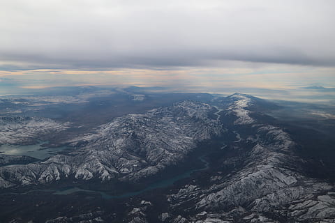 aèria, fotografia, gris, riu, ennuvolat, cel, tajik, muntanyes, núvol, naturalesa, muntanya, núvol - cel, escenics, cloudscape, vista aèria, blau, vista d’angle alt, paisatge, a l'aire lliure, Serra, cim de muntanya, tranquil·litat, cap gent, bellesa a la natura, medi ambient, escenics - natura, escena tranquil·la, terra, ciutat, destinacions de viatge, dia, paisatge urbà, 5K, CC0, domini públic, lliure de regalies