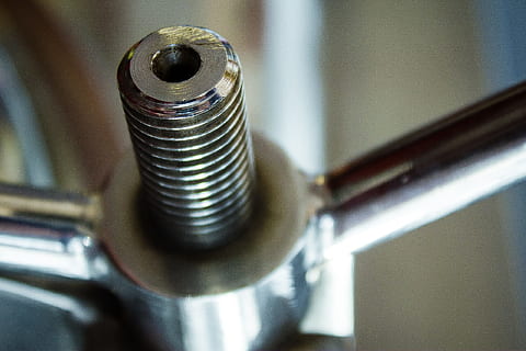 metall, skrue, tråd, verktøy, arbeid, skru, tråd, utstyr, industri, stål, industriell, rustfritt, nærbilde, ingen folk, innendørs, mutter - feste, teknologi, fokusere på forgrunnen, sølvfarget, bolt, selektiv fokusering, lav vinkel visning, forbindelse, maskineri, maskindel, dag, stilleben, legering, 2K, CC0, offentlig domene, opphavsrett gratis