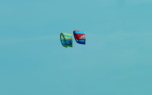 fliegen, gleiten, Drachen, Kiten, Kitesurfen, Meer, Strand, der strand in kiten, Surfen, Surfer, Wasser, Wind, Blau, Flachwinkelansicht, Himmel, kopieren sie platz, fliegend, in der Luft, klarer Himmel, Tag, Natur, keine Leute, Sport, Abenteuer, draußen, Fallschirm, Transport, Extremsportarten, Freizeitbeschäftigung, mehrfarbig, Freiheit, Gleitschirmfliegen, Parasailing, 1080P, CC0, gemeinfrei, lizenzfrei