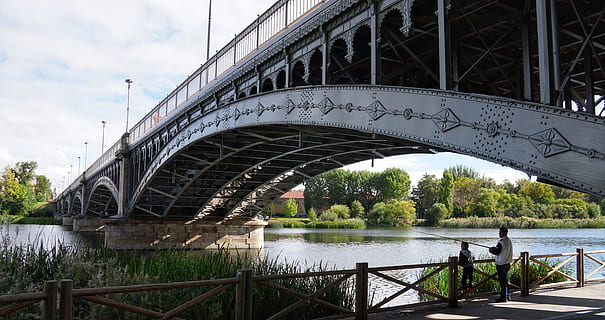 mand, dreng, far, søn, fiskeri, bro, flod, tormes, salamanca, Spanien, forbindelse, vand, bro - menneskeskabt struktur, arkitektur, bygget struktur, transportmidler, bue, ingeniørarbejde, bue bro, natur, plante, rejsemål, træ, dag, himmel, turisme, udendørs, gangbro, 5K, CC0, offentligt domæne, royaltyfrie