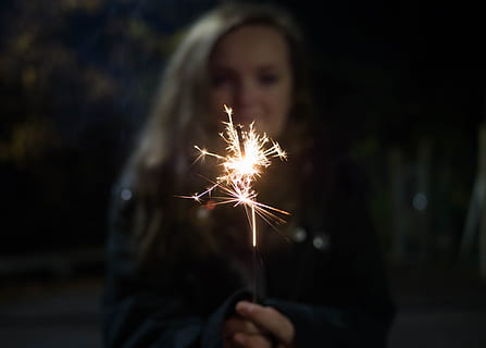 kvinde med sparkler, kvinde, bedrift, fyrværkeri, Pind, person, stjernekaster, nattetid, fest, brand - naturligt fænomen, mennesker, jul, flamme, lykke, brænding, nat, Kvinder, glad, en person, glødende, kaukasisk etnicitet, smilende, fyrværkeri - menneskeskabt objekt, voksen, kun voksne, belyst, bevægelse, forfra, fokus på forgrunden, stående, gnister, lang eksponering, begivenhed, hovedskud, udendørs, hånd, mørk, frisure, 4K, CC0, offentligt domæne, royaltyfrie