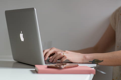apel, komputer, meja tulis, elektronik, dalam ruangan, laptop, meja, teknologi, mengetik, wanita, komunikasi, teknologi nirkabel, tangan manusia, menggunakan laptop, satu orang, tangan, koneksi, bagian tubuh manusia, dewasa, Internet, jaringan komputer, anak muda, perempuan, keyboard, 4K, CC0, domain publik, bebas royalti