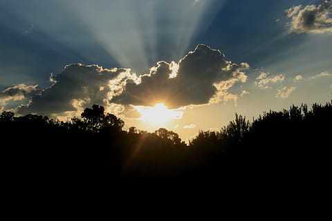 posta de sol, brillant, impressionant, llum, sol, raigs de sol, cel, dramàtica, arbres, estendre els raigs de llum, raig de sol, núvol - cel, silueta, llum solar, bellesa a la natura, tranquil·litat, escenics - natura, escena tranquil·la, arbre, idíl·lic, naturalesa, retroil·luminat, cel dramàtic, planta, flare de la lent, cap gent, a l'aire lliure, 4K, CC0, domini públic, lliure de regalies
