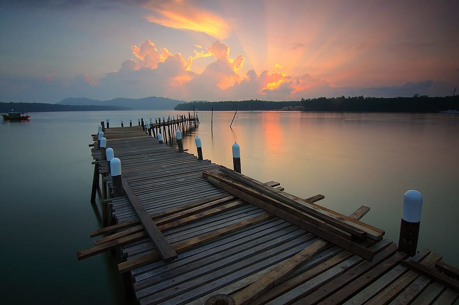 anløbsbro, daggry, landskab, himmel, båd, dok, sø, udendørs, refleksioner, flod, sol, solnedgang, vand, skov, skønhed i naturen, ro, scenics - natur, træ - materiale, rolig scene, afspejling, mole, natur, sky - himmel, orange farve, idyllisk, ikke-urbane scene, ingen mennesker, træpaneler, træ post, 1080P