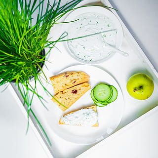 brød, pie, skive, bage, mad, spise, sovs, agurk, vegetation, æble, frugt, sundhed, morgenmad, frokost, mad og drikke, friskhed, sund kost, klar til at spise, velvære, indendørs, overbærenhed, plade, stilleben, høj vinkel visning, grøntsag, måltid, tæt på, ingen mennesker, bord, mejeriprodukt, glas, fristelse, 1080P, CC0, offentligt domæne, royaltyfrie