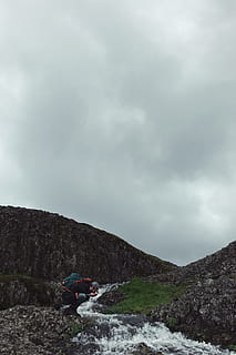 Mann, kniend, fließend, Wasser Zeitrafferfoto, wolkig, Tag, Berg, grauer Himmel, hat verloren, Wildnis, Wolke, Bach, streem, Natur, draußen, Abenteuer, Menschen, Wandern, Männer, Schnee, Winter, Landschaft, szenen, wolke - himmel, eine Person, nur für Erwachsene, ausüben, Nur ein Mann, Himmel, Schönheit in der Natur, Transport, Transportmittel, Szenen - Natur, Nicht-städtische Szene, ruhige Szene, Ruhe, Rock, Land, Wasser, Rock - Objekt, idyllisch, bedeckt, keine Leute, 4K, CC0, gemeinfrei, lizenzfrei