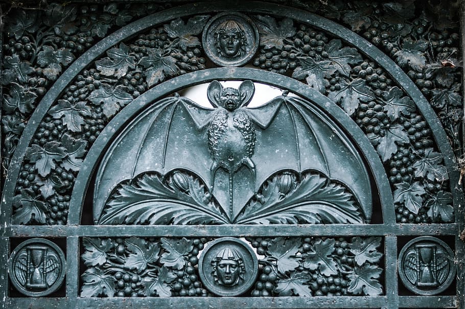 gris, decoració de paret de ratpenat d’acer, acer, bat, paret, decoració, porta, detall, vell, fosc, cementiri, horror, misteri, fantasmal, metall, grunge, dimoni, satan, diable, monstre, dolent, místic, primer pla, història, patró, cap gent, arquitectura, exterior de l'edifici, art i artesania, entrada, disseny, dia, estructura construïda, creativitat, representació, artesania, tancat, edifici, el passat, arc, ornamentat, motiu floral, arquitectura i art, talla, àngel, 5K