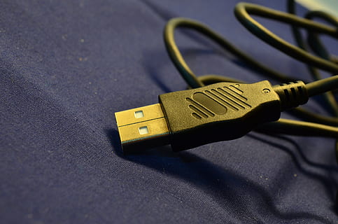cavo di ricarica, USB, cavo, connessione, tecnologia, Collegare, spina, hardware, elettronico, connettore, rete di computer, Internet, tecnologia wireless, avvicinamento, nessuno, spina di connessione di rete, cavo del computer, comunicazione, computer, cavo USB, elettricità, metallo, in casa, vista dall'alto, attrezzatura, tavolo, Alimentazione elettrica, materiale elettrico, 4K, CC0, dominio pubblico, privo di copyright