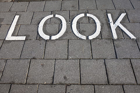 grauer Betonboden, Text, Bürgersteig, Fußgänger, warnen, Warnung, der Verkehr, städtisch, Stadt, Vorsicht, Sicherheit, Kommunikation, Zeichen, High Angle View, Symbol, Straße, Beratung, keine Leute, Transport, Tag, Straßenschild, Information, Pflasterstein, Markierung, die Straßenmarkierung, Fußweg, Hinweisschild, Stein, draußen, Botschaft, 4K, CC0, gemeinfrei, lizenzfrei