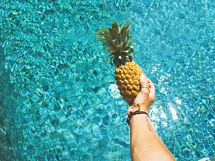 kişi, tutma, Sarı, Ananas, ananas tutan kişi, kol, el, meyve, Su, havuz, pinacolada, tatlı, bali, Endonezya, kerama, seyahat, olmak için doğmuş, bellek, insan vücudu parçası, bir kişi, insan eli, gerçek insanlar, tropikal meyve, doğa, yiyecek ve içecek, vücut parçası, yaşam, gün, kişisel bakış açısı, yüksek açılı görünüş, boş zaman etkinliği, Yüzme havuzu, açık havada, parmak, turkuaz renkli, 5K, CC0, kamu malı, telif ücretsiz
