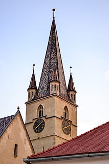 Turm, Uhr, die Architektur, alt, Reise, Stadt, Gebäude, Europa, Geschichte, gebaute Struktur, Gebäudehülle, Religion, Anbetungsstätte, Himmel, Glauben, Spiritualität, Flachwinkelansicht, Tag, klarer Himmel, Dach, Natur, keine Leute, draußen, Dachziegel, Ziffernblatt, 2K, CC0, gemeinfrei, lizenzfrei