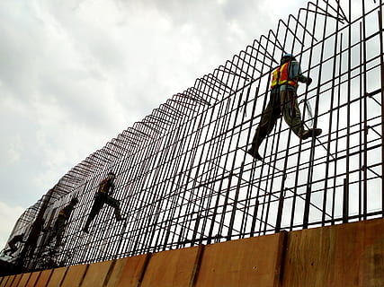 Bauarbeiter, Beton, Konstruktion, Arbeitnehmer, Arbeit, Aufgabe, bauen, Baumeister, Eisen, Kerl, Ausrüstung, steigen, indonesisch, Mitte Erwachsener, Nur ein Mann, Nur Männer, Männer mittleren Alters, Flachwinkelansicht, nur für Erwachsene, Himmel, Sicherheit, echte Menschen, wolke - himmel, Männer, die Architektur, in voller Länge, gebaute Struktur, Risiko, Tag, Menschen, Besetzung, Schutz, Arbeiten, Natur, Gebäudehülle, draußen, Anstrengung, 4K, CC0, gemeinfrei, lizenzfrei
