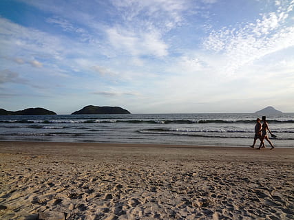platja, vacances, caminar, exercici, estiu, beira mar, calor, sorra, mar, aigua, terra, cel, bellesa a la natura, escenics - natura, persones reals, estils de vida, núvol - cel, escena tranquil·la, naturalesa, gent, activitat d'oci, adult, dia, longitud completa, tranquil·litat, horitzó sobre l’aigua, a l'aire lliure, parella - relació, 4K, CC0, domini públic, lliure de regalies