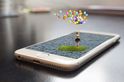 avvicinamento, foto, donna, detenzione, palloncini, iphone 6, smartphone, comporre, ballerino, artisticamente, modifica delle immagini, fotomontaggio, arte digitale, concentrarsi sulle conoscenze acquisite, nessuno, acqua, giorno, in casa, comunicazione, fiore, natura, pianta fiorita, tecnologia wireless, tavolo, tecnologia, viaggio, pianta, mare, connessione, dispositivo di informazione portatile, 5K, CC0, dominio pubblico, privo di copyright