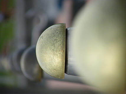 messing, drejeknapper, skinne, arkitektoniske detaljer, knop, metal, dør, gammel, håndtere, dekorative, dekoration, dørhåndtag, selektiv fokusering, tæt på, ingen mennesker, udendørs, dag, fokus på forgrunden, stilleben, indendørs, design, hvid farve, form, træ - materiale, Kunst og håndværk, enkelt objekt, sten - objekt, køkkenredskaber, menneskeskabt objekt, kreativitet, 2K