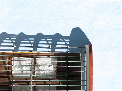grau, Metallrahmen, Weiß, Oberfläche, Metallrahmen Fenster, Metall, Rahmen, weiße Oberfläche, Wand, Fenster, Blau, Schatten, Mesh, draußen, Gebäudehülle, keine Leute, Tag, Winter, gebaute Struktur, die Architektur, Gebäude, Natur, Sonnenlicht, Wandbau - Funktion, Glas - Material, Himmel, Flachwinkelansicht, Haus, Nahansicht, Muster, 4K, CC0, gemeinfrei, lizenzfrei