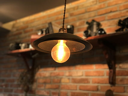 indre, belysning, indvendig belysning, indendørs, atmosfære, cafe belysning, belysning design, lys pære, lun, murstens væg, mursten, belysningsudstyr, væg, belyst, hængende, fokus på forgrunden, elektricitet, lav vinkel visning, elektrisk lys, ingen mennesker, lys, arkitektur, bygget struktur, murbygningsfunktion, tæt på, glødende, vedhæng lys, elektrisk lampe, loft, 4K, CC0, offentligt domæne, royaltyfrie
