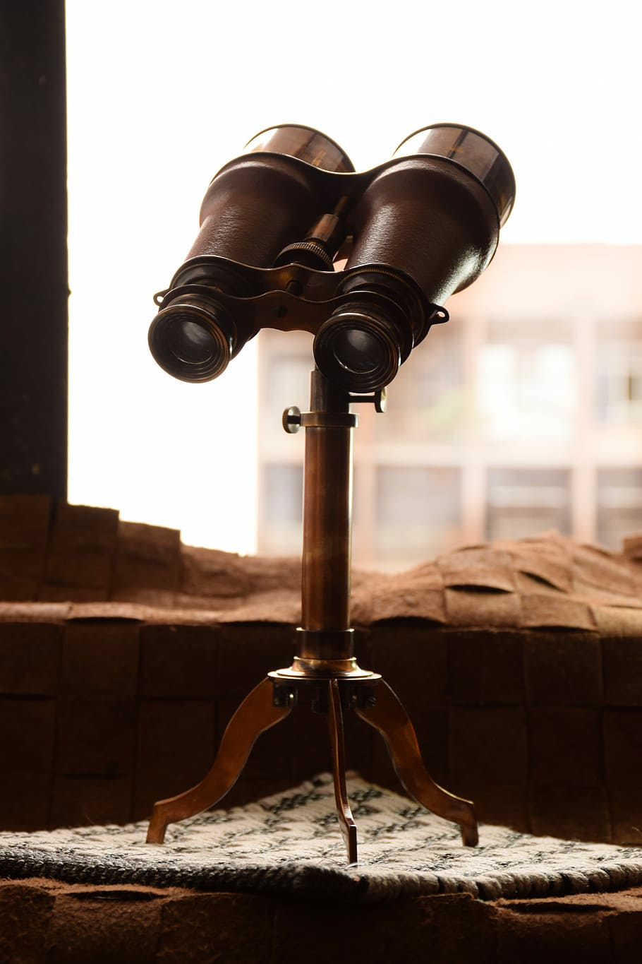 binocular, art, antiguitat, a l'interior, martell, primer pla, cap gent, dia, sala de justícia, centrar-se en primer pla, natura morta, metall, material de fusta, binoculars, seguretat, funció de construcció de parets, marró, arquitectura, llum solar, naturalesa, taula, estructura construïda, llibre, edifici, 5K
