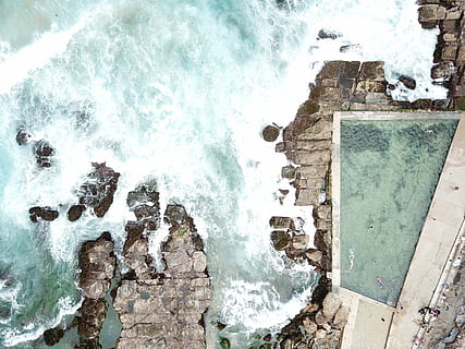Antenne, Aussicht, Strand, Foto, abstürzt, Wellen, Wasser, Ruinen, Wand, herunterschauen, Drohnenansicht, Schwimmbad, draußen, Schwimmen, Person, Rock, Natur, Seepool, Bewegung, Meer, Leistung, High Angle View, Kraft in der Natur, Schönheit in der Natur, Tag, brechen, solide, Sport, plantschen, Rock - Objekt, Wassersport, Surfen, schlagen, fließendes Wasser, fließend, 4K, CC0, gemeinfrei, lizenzfrei