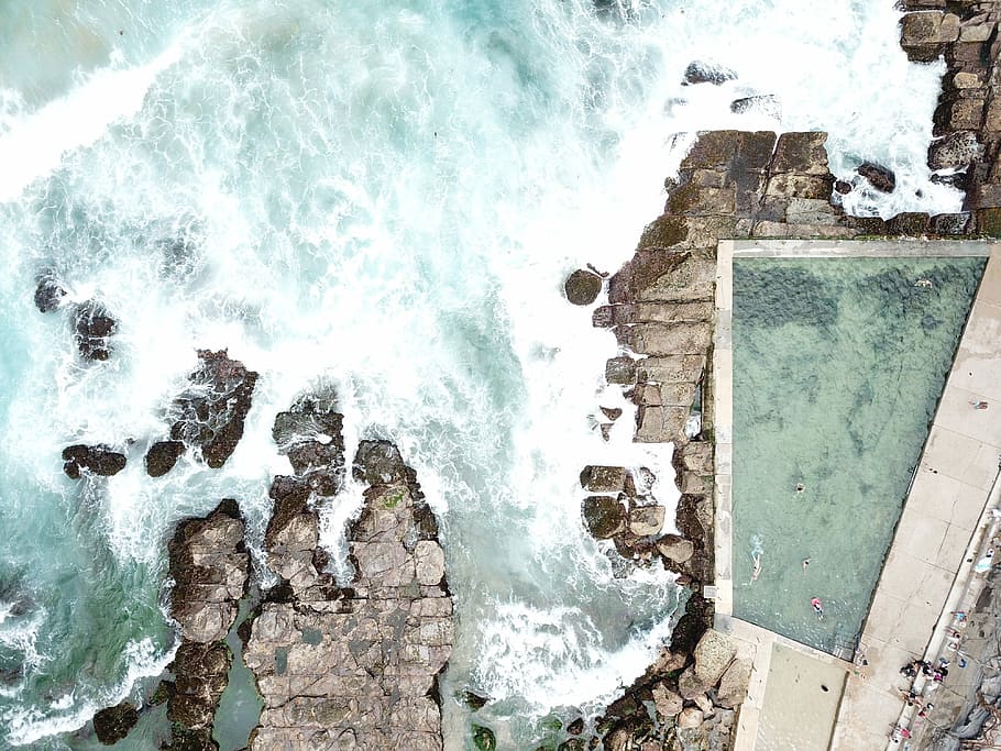 Antenne, Aussicht, Strand, Foto, abstürzt, Wellen, Wasser, Ruinen, Wand, herunterschauen, Drohnenansicht, Schwimmbad, draußen, Schwimmen, Person, Rock, Natur, Seepool, Bewegung, Meer, Leistung, High Angle View, Kraft in der Natur, Schönheit in der Natur, Tag, brechen, solide, Sport, plantschen, Rock - Objekt, Wassersport, Surfen, schlagen, fließendes Wasser, fließend, 4K
