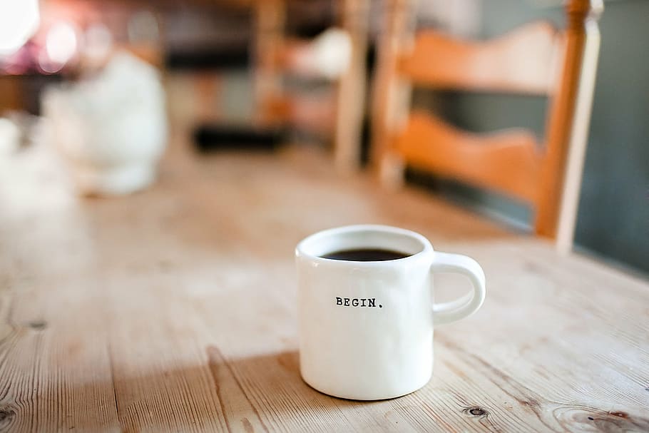 hvid, kaffekrus, Brun, træ-, bord, krus, kop, kaffe, espresso, hed, drikke, stole, sløring, bokeh, indendørs, kaffe - drikke, tekst, ingen mennesker, cafe, dag, tæt på, mad og drikke, fokus på forgrunden, træ - materiale, vestlige script, kaffekop, varm drikke, meddelelse, forfriskning, te - varm drikke, te, te kop, kaffebar, 2K
