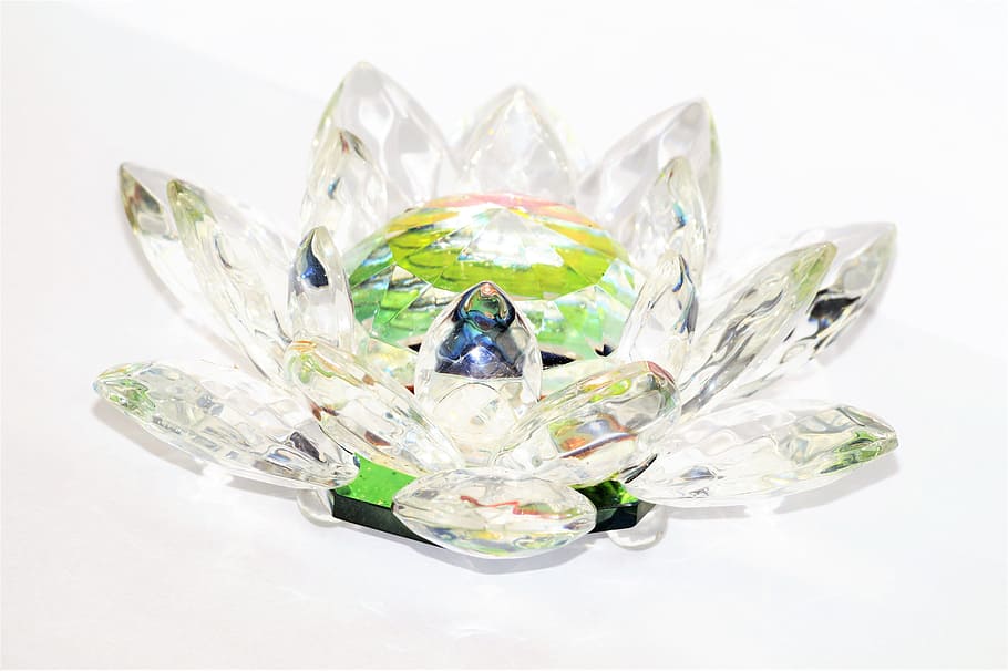 Glanz, Ornament, Diamant, Edelstein, Kristall, Luxus, keine Leute, weißer Hintergrund, Reichtum, Studioaufnahme, Geschäft, drinnen, Lebensmittel, Essen und Trinken, transparent, einzelnes Objekt, ausgeschnitten, Finanzen, eingewickelt, Kugel, Kreativität, grüne Farbe, Mann gemacht, Kunststoff, 5K