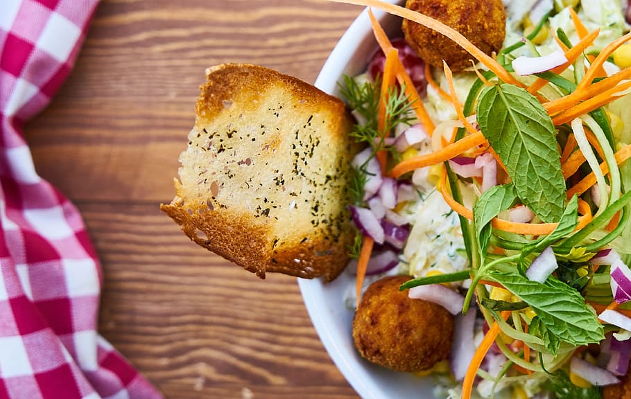 amanida de verdures, servit, blanc, bol, pa, amanida, taula, fer un pícnic, foto de menjar, foto del producte, cuina, bonic, alimentació saludable, menjar saludable, detall, foto, fons, menjar, cafeteria, restaurant, pebre, tomàquet, salut, fotografia, nutrició, macro, deliciós, verd, ningú, colors vius, cap gent, primer pla, còpia espai, enfocament selectiu, menjar i beguda, llest per menjar, frescor, vegetals, a l'interior, benestar, carn, herba, natura morta, directament a sobre, mida de la porció, vista d’angle alt, berenar, ruca, decorar, sopar, 4K