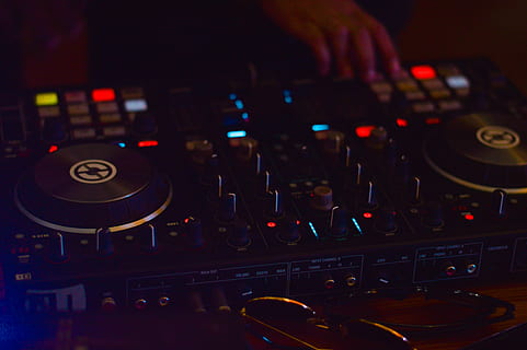 Parti hayvanları, yapamaz, durdurmak, kişi, oynama, müzik, dj karıştırıcı, dj, karıştırmak, büro, buton, ışık, teknoloji, kontrol, ses karıştırıcısı, sanat kültürü ve eğlence, ses ekipmanı, ses kayıt cihazları, döner tabla, gece kulübü, gece hayatı, gece, kayıt, Kontrol Paneli, ekipman, içeriye, karıştırma, insansız, kayıt stüdyosu, stüdyo, sanayi, elektrikli ekipman, çomak, disko dansı, 5K, CC0, kamu malı, telif ücretsiz