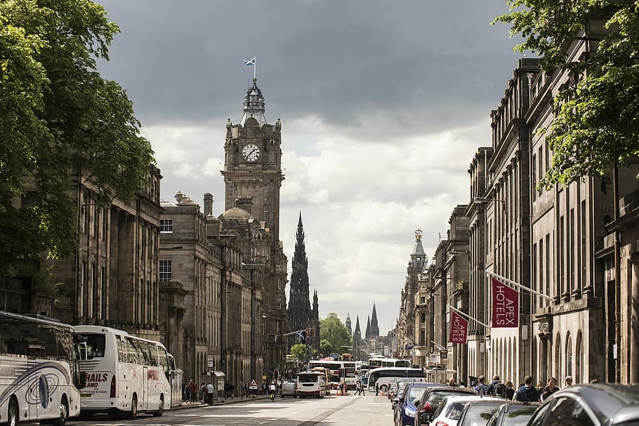 Edimburgo, Escòcia, cit, UK, arquitectura, referència, escocès, europa, edifici, capital, ciutat, urbà, Gran Bretanya, destinació, atracció, paisatge urbà, britànic, històric, balmoral, hotel, carrer, cotxes, exterior de l'edifici, manera de transport, transport, automòbil, cotxe, estructura construïda, destinacions de viatge, torre, cel, persones incidentals, naturalesa, vehicle terrestre, carretera, núvol - cel, carrer de la ciutat, a l'aire lliure, 4K