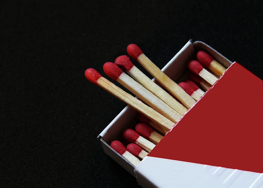 partite di sicurezza rosse, fiammiferi, fuoco, accendere, incontro, bruciare, fiamma, scatola, bastoni, scatola di fiammiferi, luce, accensione, bruciando, Fumo, fiammifero, legno - materiale, sfondo nero, rosso, girato in studio, scatola - contenitore, nessuno, avvicinamento, partita - attrezzatura di illuminazione, natura morta, in casa, grande gruppo di oggetti, contenitore, vista dall'alto, attrezzatura per l'illuminazione, gruppo di oggetti, ripetizione, variazione, 2K